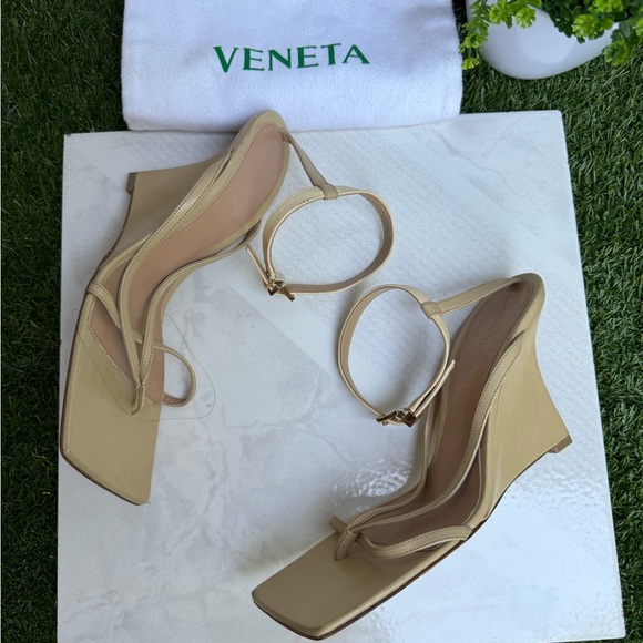 BOTTEGA VENETA 
USD 1100
STRETCH SANDAL Wedge
LOUNGE NAPPA
CANE SUGAR  38 US 8 - Picture 16 of 16